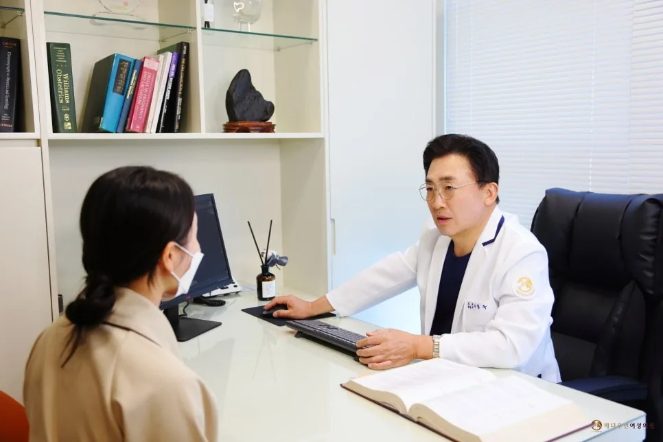 메디우먼여성의원 이홍주 원장이 환자에게 검사 결과를 설명하는 모습