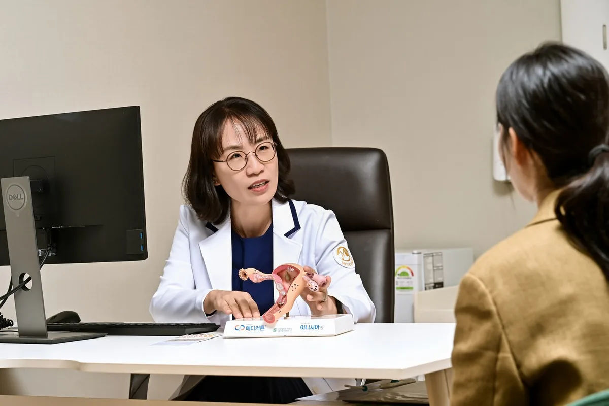 메디우먼여성의원 이영아 원장이 환자와 상담하는 모습